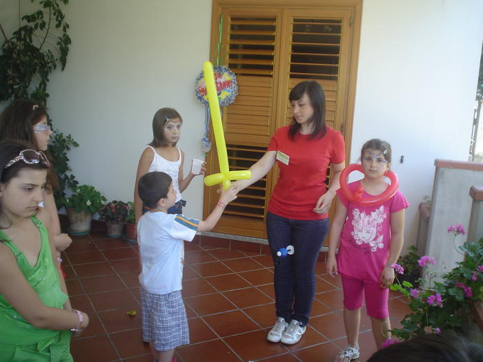 Magica Festa - Animazione per bambini - Corigliano Calabro (CS) - organizziamo feste a tema per bambini - palloncini - cartellone di auguri - giochi di movimento - baby dance - guest stars - micro magie - face painting